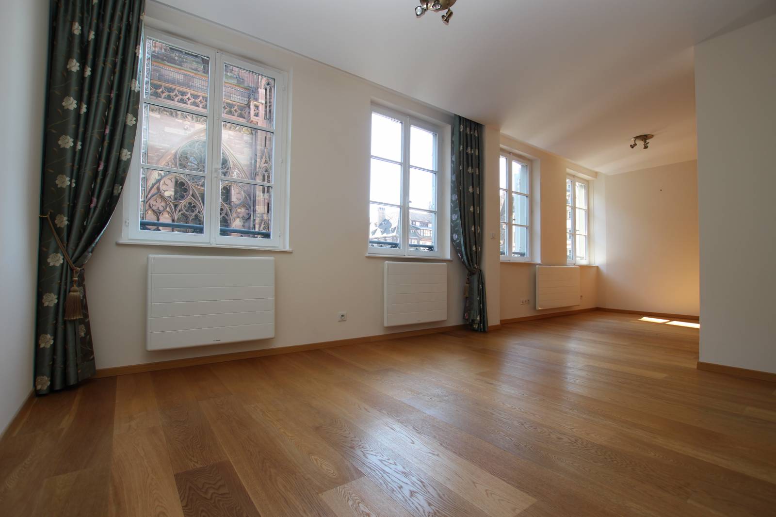 VENDU - CENTRE VILLE Place de la Cathédrale Appartement 95 m² Entièrement rénové Prestations haut de Gamme avec ascenseur
