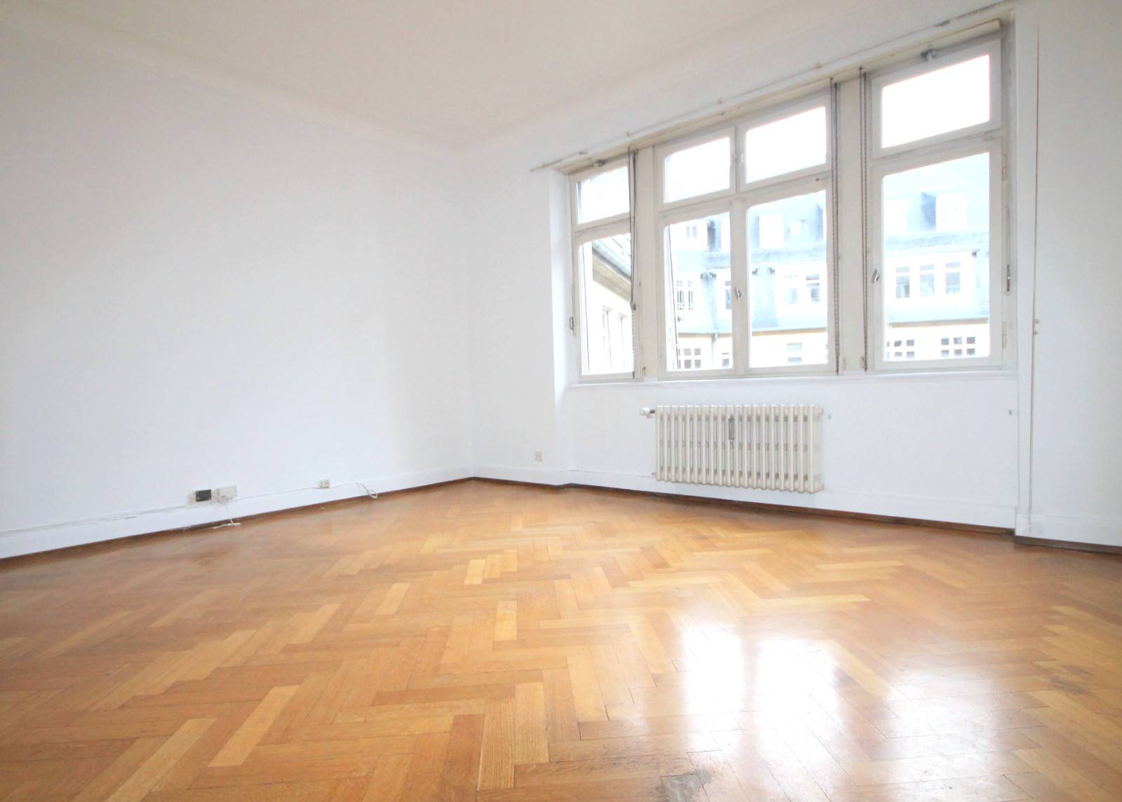 VENDU - CENTRE VILLE Prestigieux Immeuble de l'ESCA  Appartement 5 pièces 181 m² en étage élevé avec chambre de bonnes