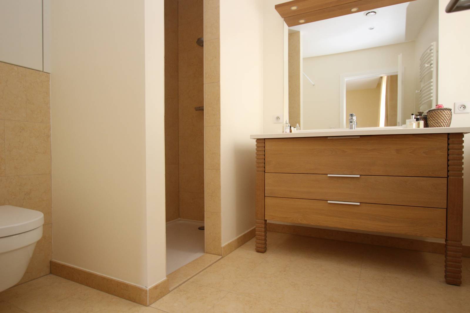 VENDU - CENTRE VILLE Place de la Cathédrale Appartement 95 m² Entièrement rénové Prestations haut de Gamme avec ascenseur