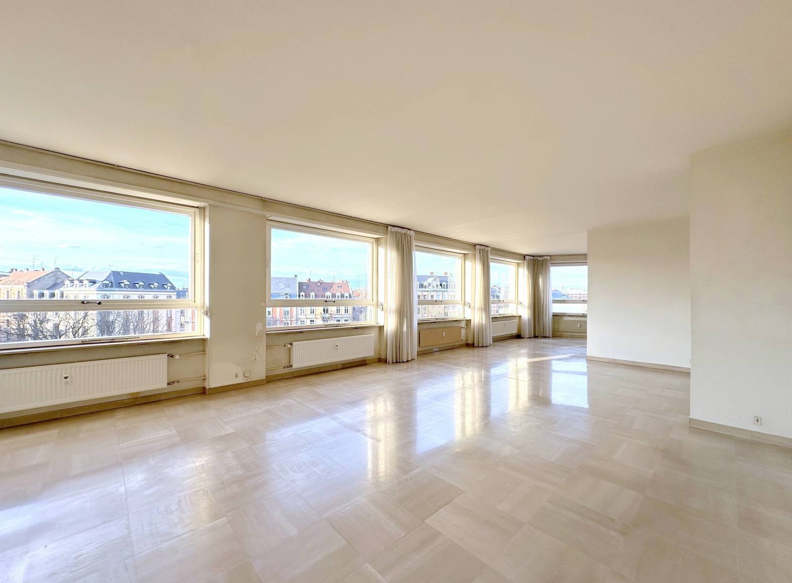 VENDU - RARE - STRASBOURG CONTADES – ETAGE ELEVE - APPARTEMENT D’ANGLE – 8 PIECES - 208 M² - BALCON - ASCENSEUR – CAVE – GARAGE DOUBLE