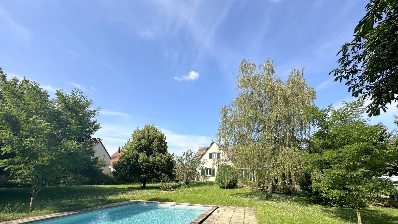 STUTZHEIM OFFENHEIM – 20 MIN. OUEST STRASBOURG – MAISON ENTIEREMENT RENOVEE – 178 M² - PISCINE – TERRAIN 25 ARES – GARAGES
