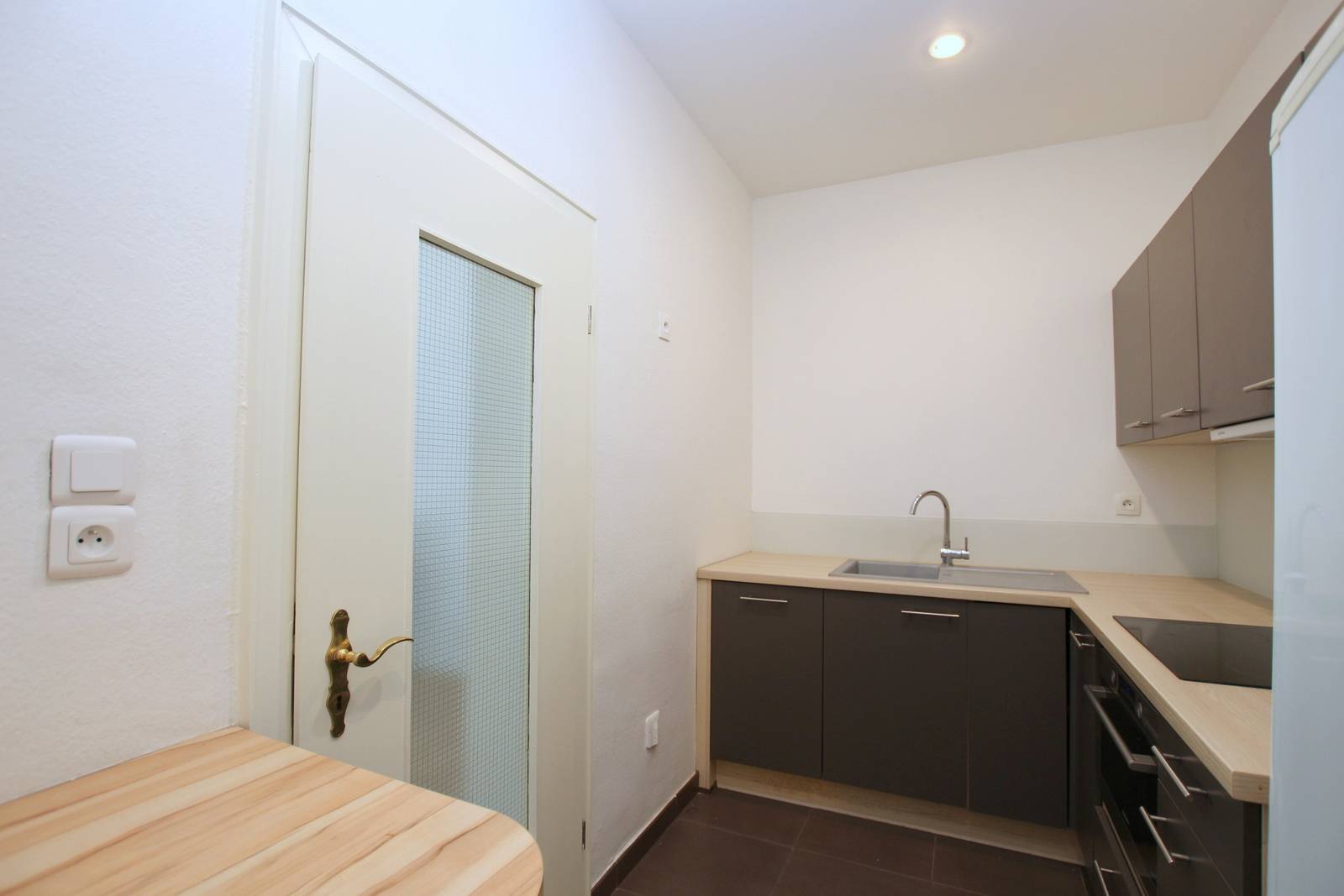 LOUE - CENTRE VILLE – 15 MIN. A PIEDS / 6 MIN A VELO FAC DE MEDECINE - APP. MEUBLE RENOVE - 2 PIECES 47 M² - BALCON - ASCENSEUR