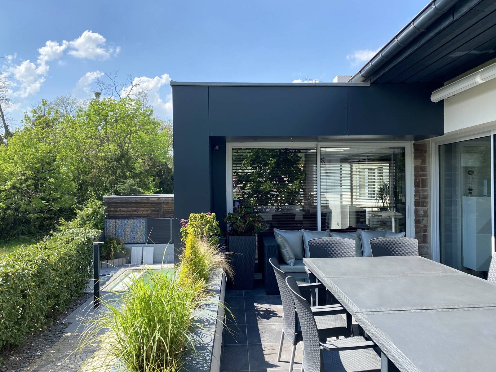 VENDU - DEBUT ILLKIRCH MAISON RENOVEE 394 M² AVEC PISCINE