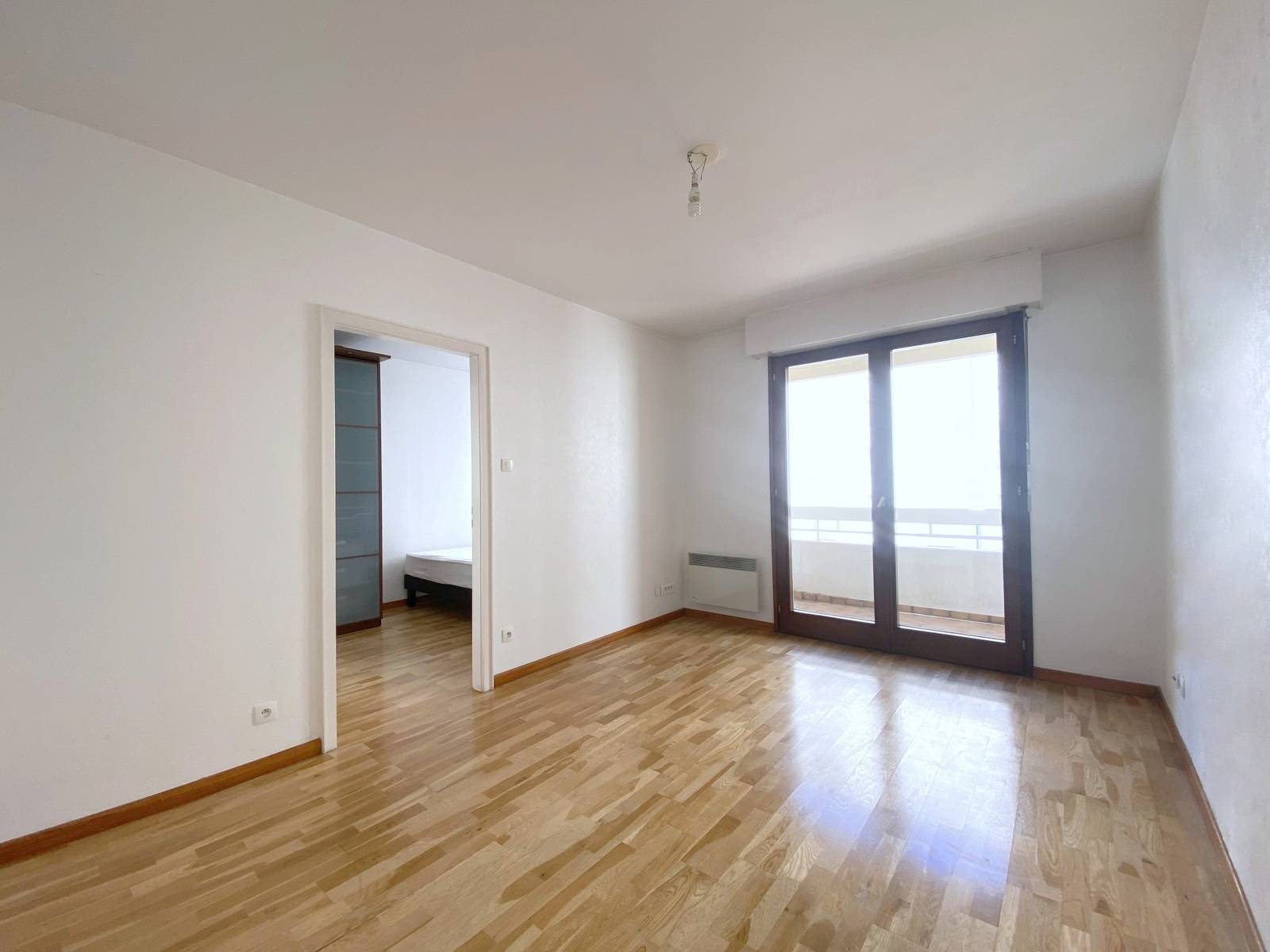 VENDU - ORANGERIE PROX. INSTITUTIONS EUROPEENNES ET PARC BEAU 2 PIECES AVEC  BALCON - PARKING