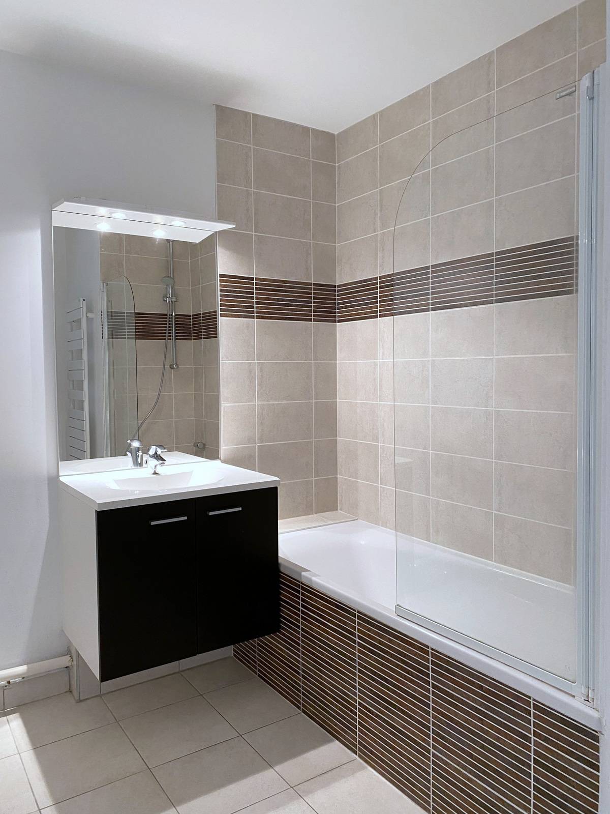 VENDU - Neudorf dans immeuble bbc - appartement 4 pieces avec terrasse et parking dans un ilot de verdure