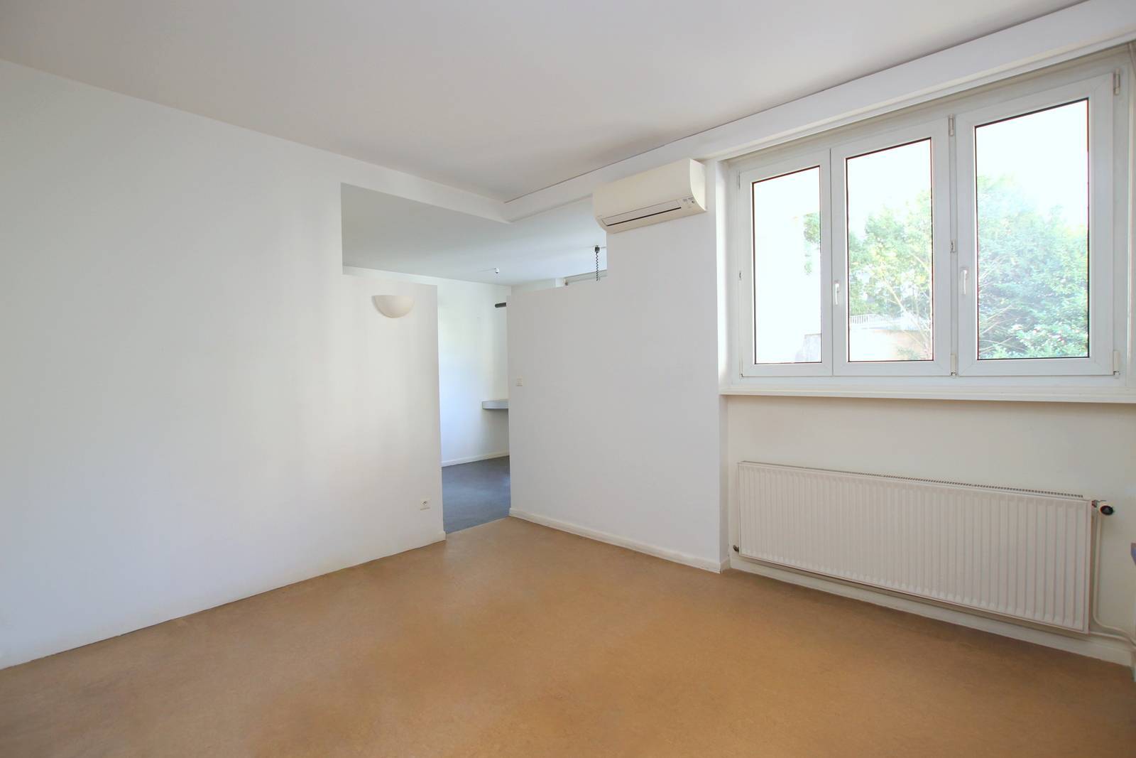 RARE – STRASBOURG - ORANGERIE PROX INSTITUTIONS EUROPEENNES – PLATEAU A AMENAGER CLIMATISE 117 m² - POSS. DE CREER DBLE SEJOUR + 3 CHAMBRES - GARAGE