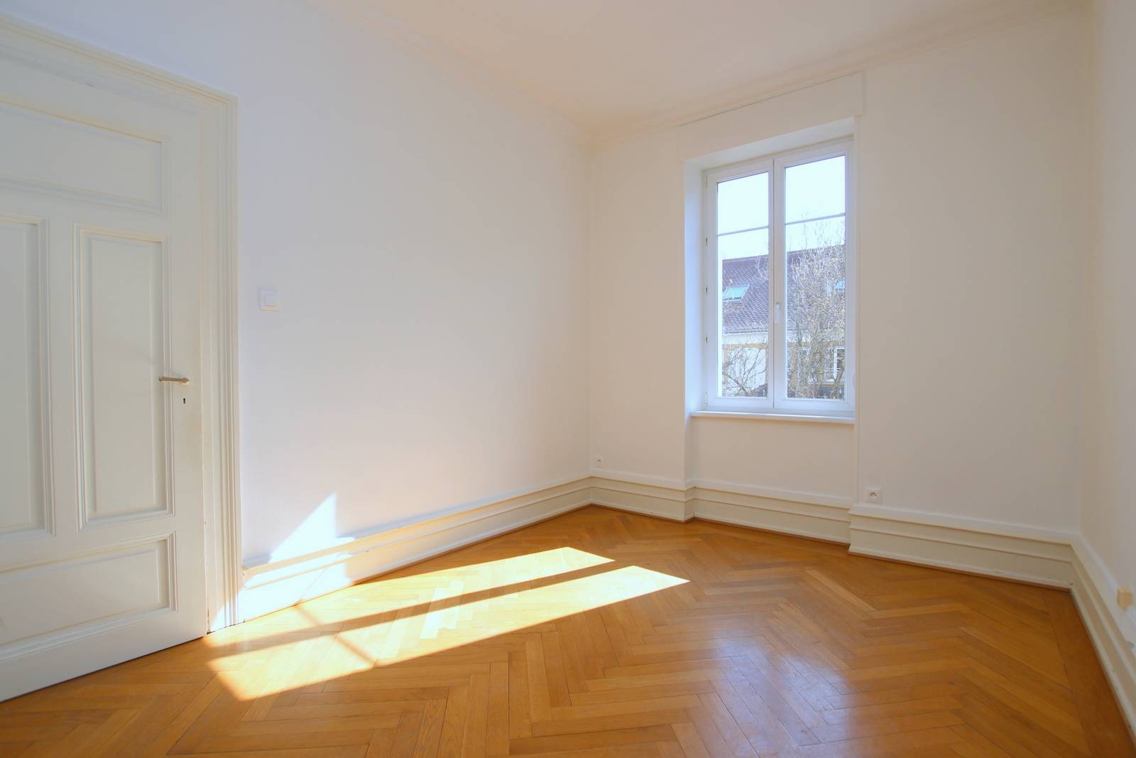 LOUE - STRASBOURG – ORANGERIE – APPARTEMENT BOURGEOIS 5 PIECES – ENTIEREMENT RENOVE – ASCENSEUR - CAVE