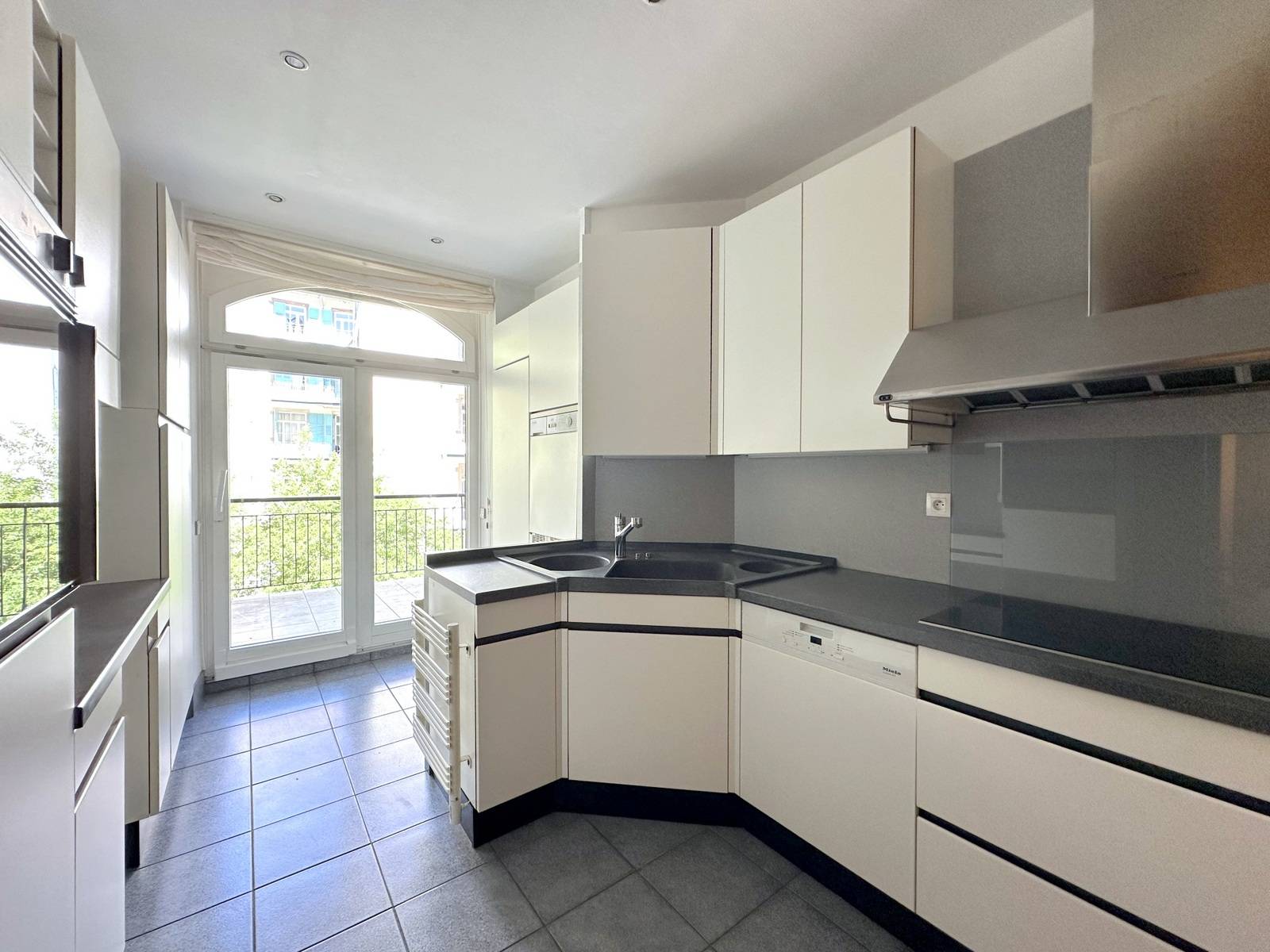 VENDU - RARE - STRASBOURG CONTADES SUR PARC – APPARTEMENT BOURGEOIS TRAVERSANT - 6 PIECES - 189 M² - ASCENSEUR – CAVE – GRAND GARAGE