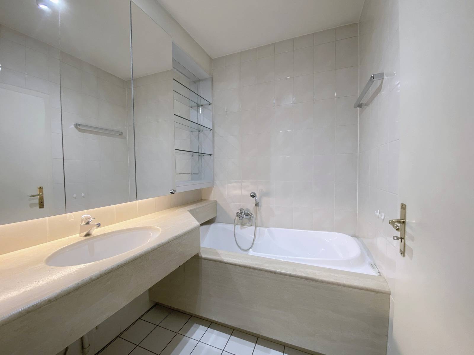 VENDU - CONTADES LUMINEUX 5 PIECES AVEC TERRASSE ET GARAGE