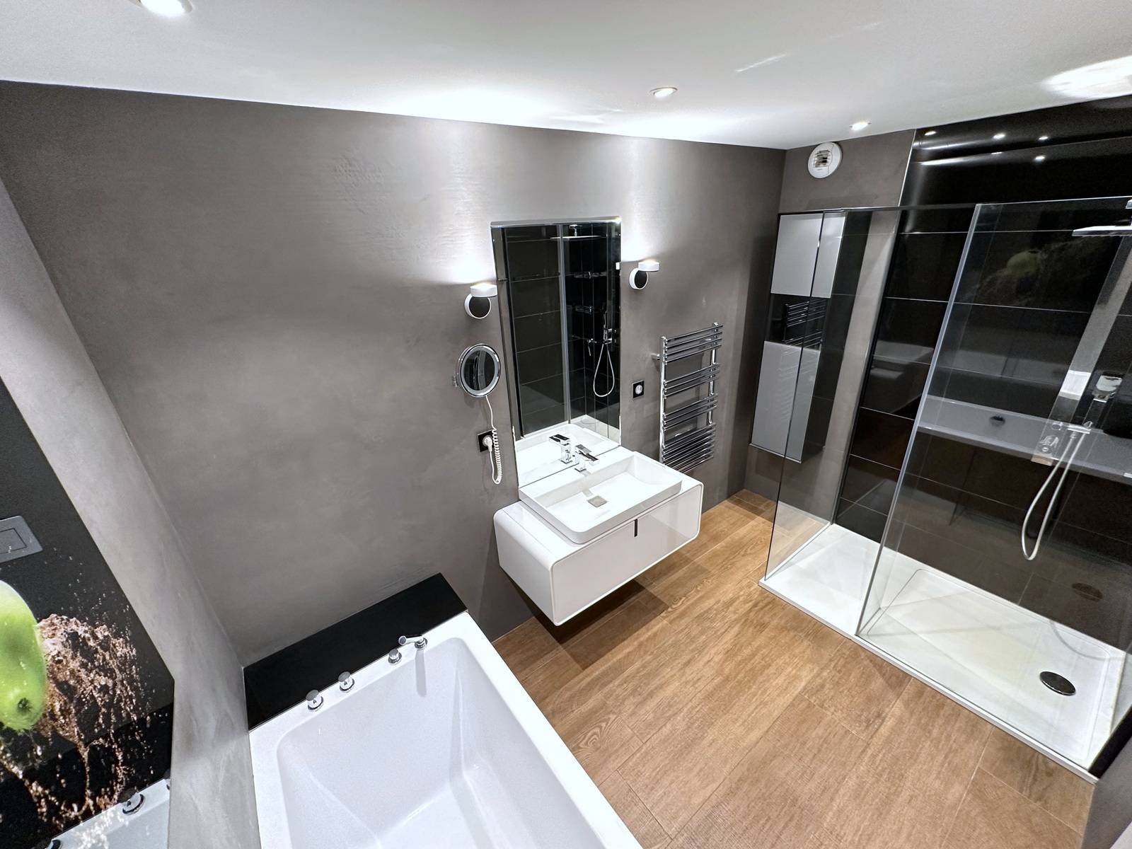 VENDU - NOUVEAU PRIX - STRASBOURG DEBUT ROBERTSAU – PROX INSTITUTIONS - APPARTEMENT 5 PIECES - ENTIEREMENT RENOVE – TERRASSES - 2 GARAGES