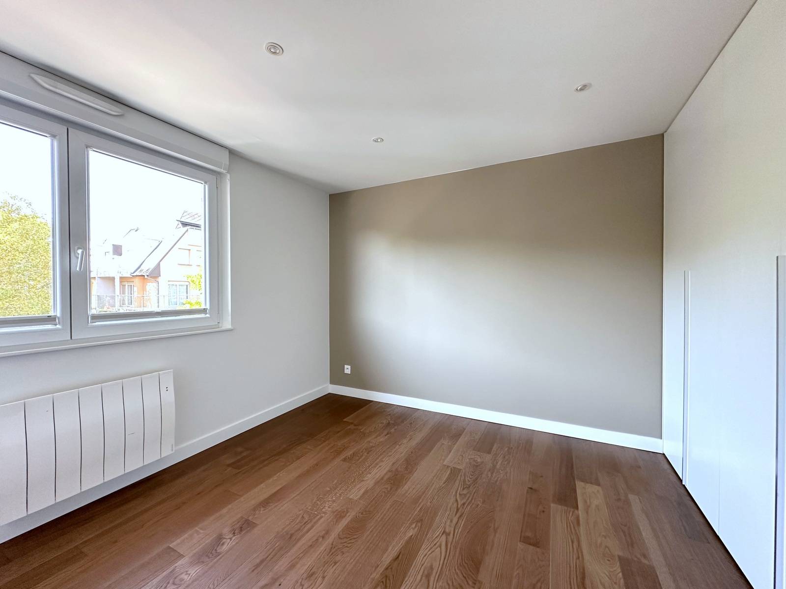 VENDU - NOUVEAU PRIX - STRASBOURG DEBUT ROBERTSAU – PROX INSTITUTIONS - APPARTEMENT 5 PIECES - ENTIEREMENT RENOVE – TERRASSES - 2 GARAGES
