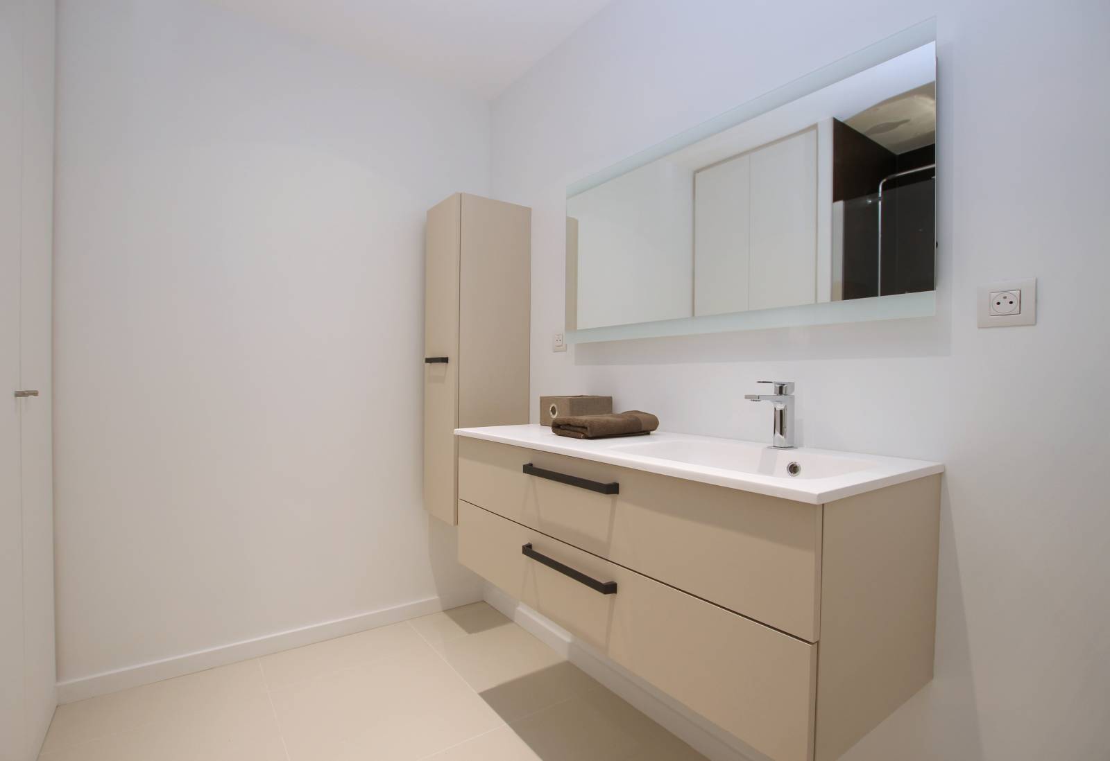 RUE ERWIN 2 PIECES MEUBLE VUE SUR L'EAU