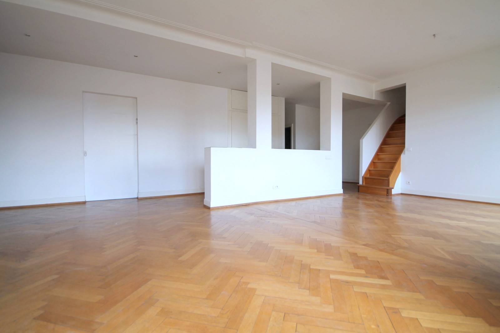 VENDU - CENTRE VILLE Prestigieux Immeuble de l'ESCA  Appartement Bourgeois en dernier étage 5 pièces 134 m² avec chambre de bonnes