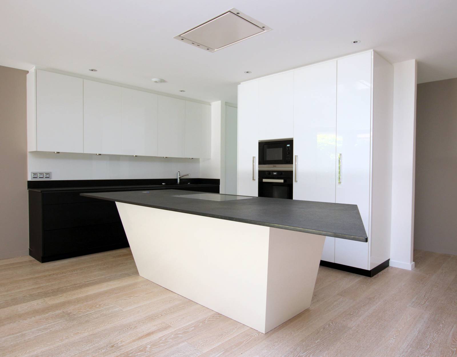 VENDU - CONTADES Rue Schwilgué rez-de-jardin 217 m² avec grand jardin 400m² orienté sud ouest