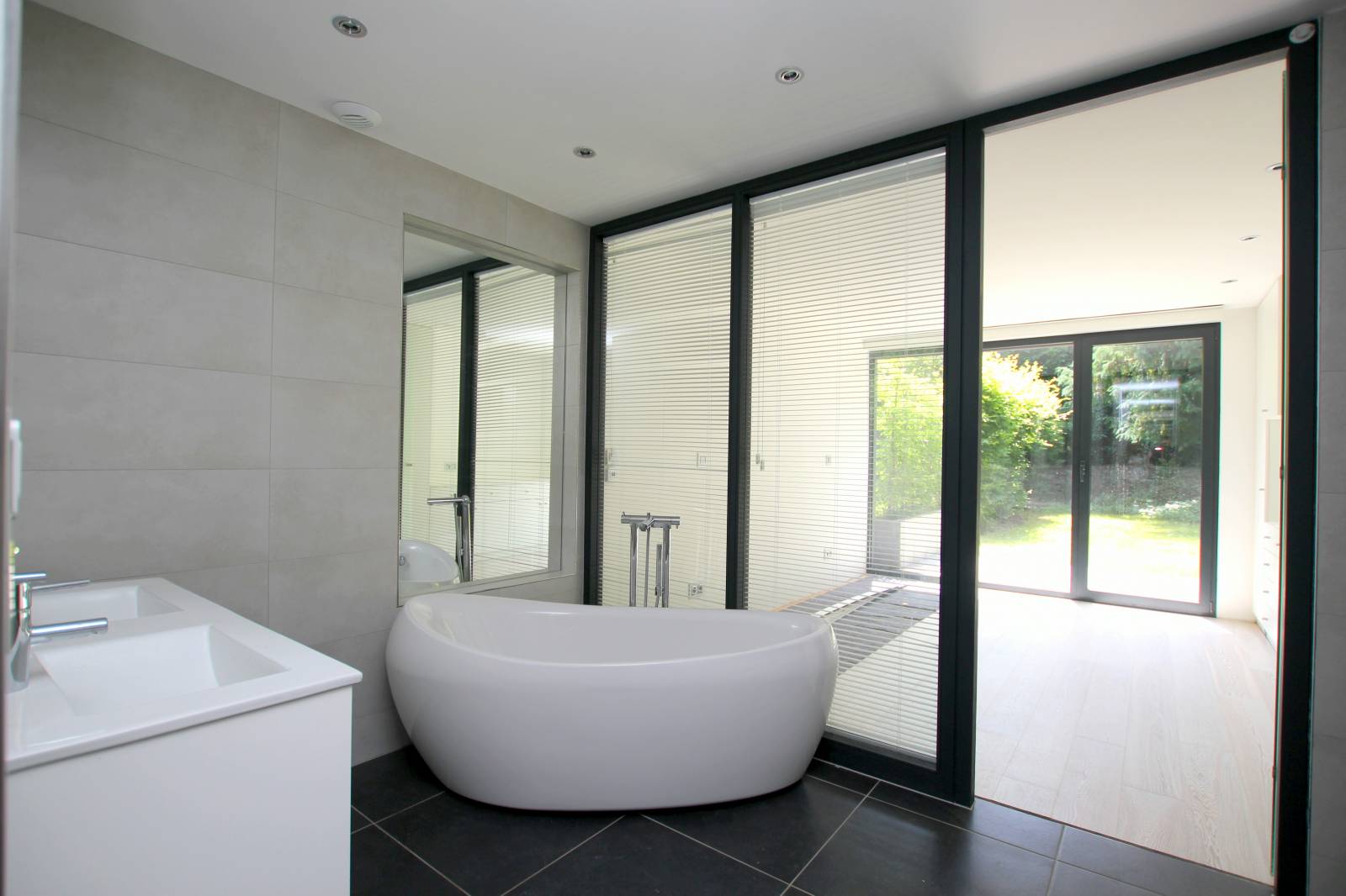 VENDU - CONTADES Rue Schwilgué rez-de-jardin 217 m² avec grand jardin 400m² orienté sud ouest