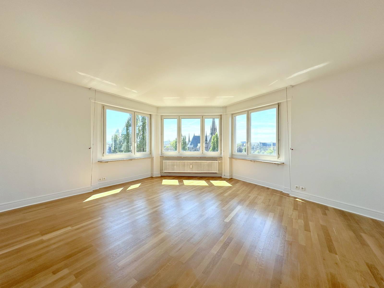 LOUE - STRASBOURG CONTADES – ETAGE ELEVE – APPARTEMENT 3 PIECES – 96 m² – ENTIEREMENT RENOVE – BALCON - CAVE -