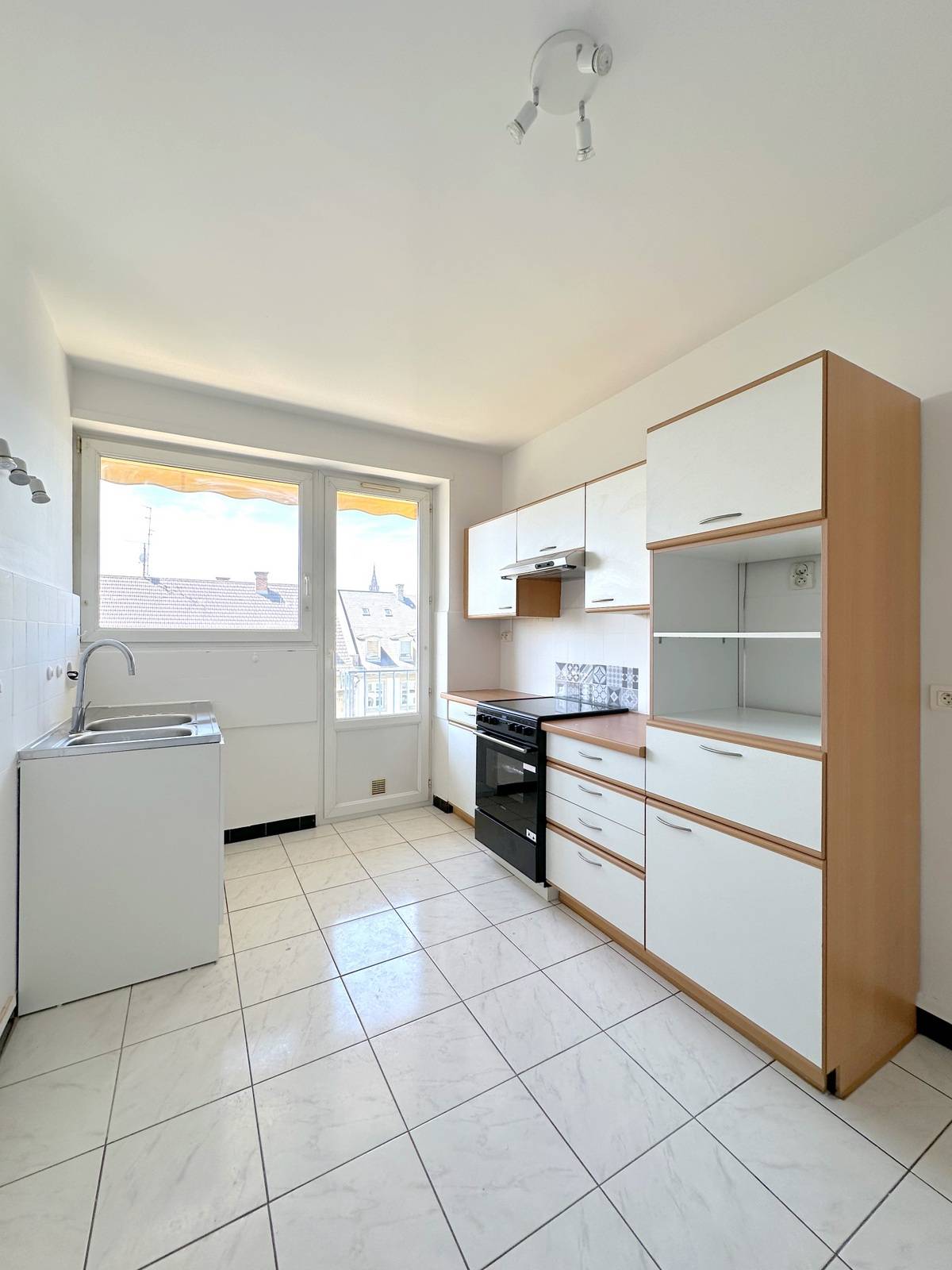 LOUE - STRASBOURG CONTADES – ETAGE ELEVE – APPARTEMENT 3 PIECES – 96 m² – ENTIEREMENT RENOVE – BALCON - CAVE -