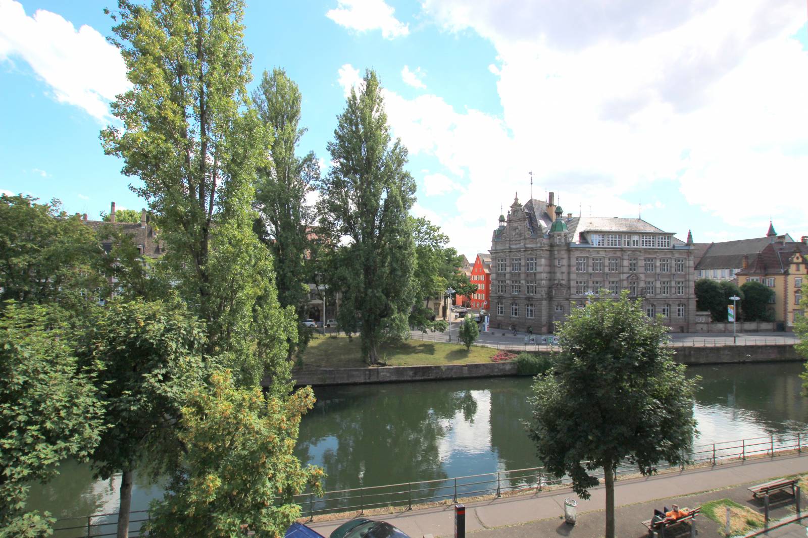 VENDU - Hyper centre dans un immeuble du 17ème siècle, magnifique appartement de maître