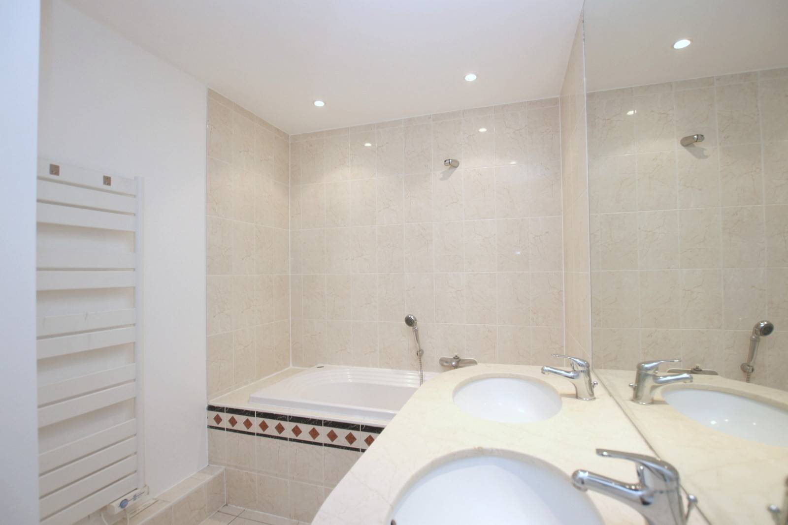 SUPERBE 2 PIECES AVEC TERRASSE ET GARAGE