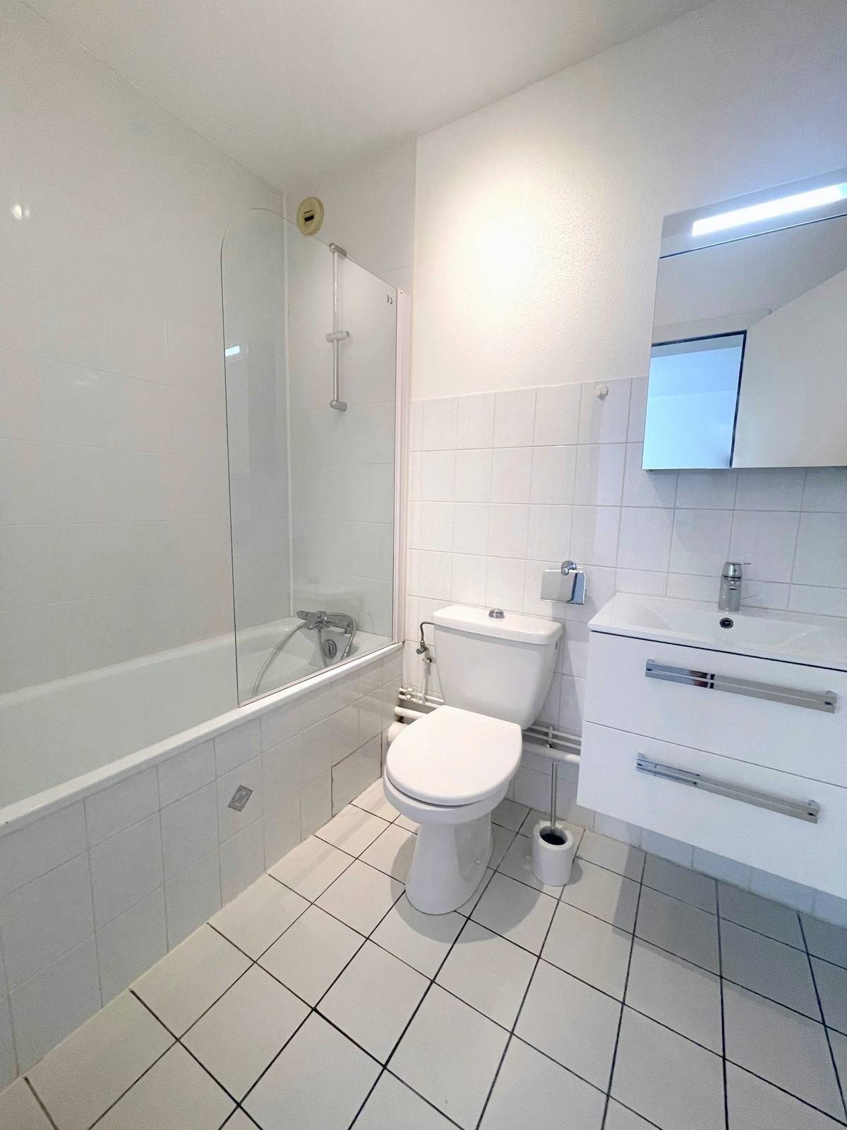 LOUE - CENTRE VILLE – 20 MIN. A PIEDS / 10 MIN A VELO FAC DE MEDECINE - APP. 2 PIECES 38,91 M² - GARAGE