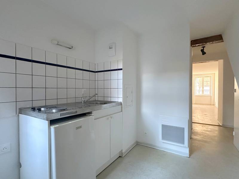 STRASBOURG – CENTRE VILLE CATHEDRALE – BEAU STUDIO 28,5 m² - RARE DPE C - ENTIEREMENT REPEINT –- IMMEUBLE 19ème