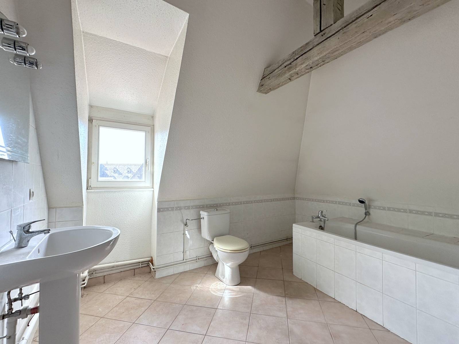 VENDU - STRASBOURG - CENTRE HISTORIQUE – PROX. PLACE ST THOMAS – DERNIER ETAGE - APPARTEMENT 2 PIECES – 45,42 m² CARREZ/60,72 m² au sol – POSS. DE TRANSFORMER EN 3 PIECES