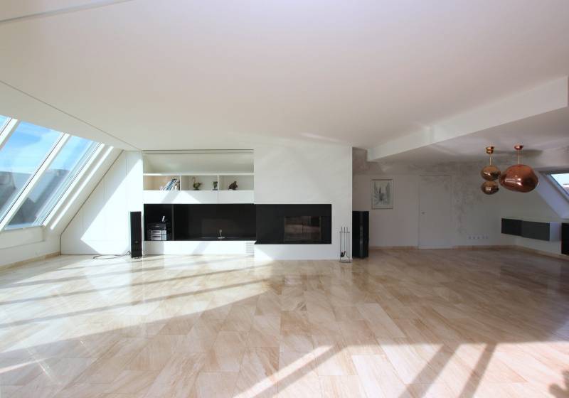 NEUDORF - PROX PLACE DU MARCHE - ATTIQUE 150 m² TERRASSES 60 M², 2 GARAGES ET ASCENSEUR.