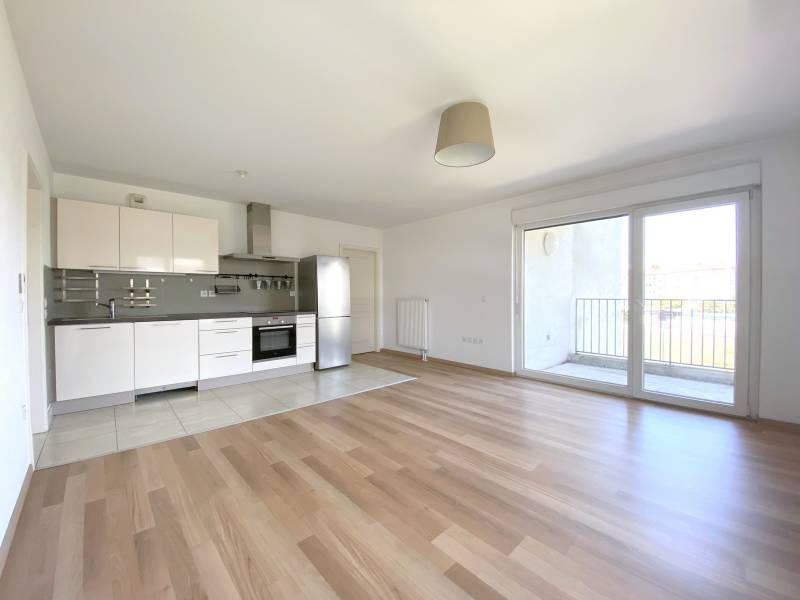 VENDU - Neudorf dans immeuble bbc - appartement 4 pieces avec terrasse et parking dans un ilot de verdure