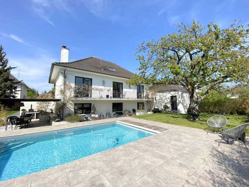 VENDU - FEGERSHEIM MAISON ENTIEREMENT RENOVEE 7 PIECES AVEC PISCINE SUD PARCELLE 8,58 ARES