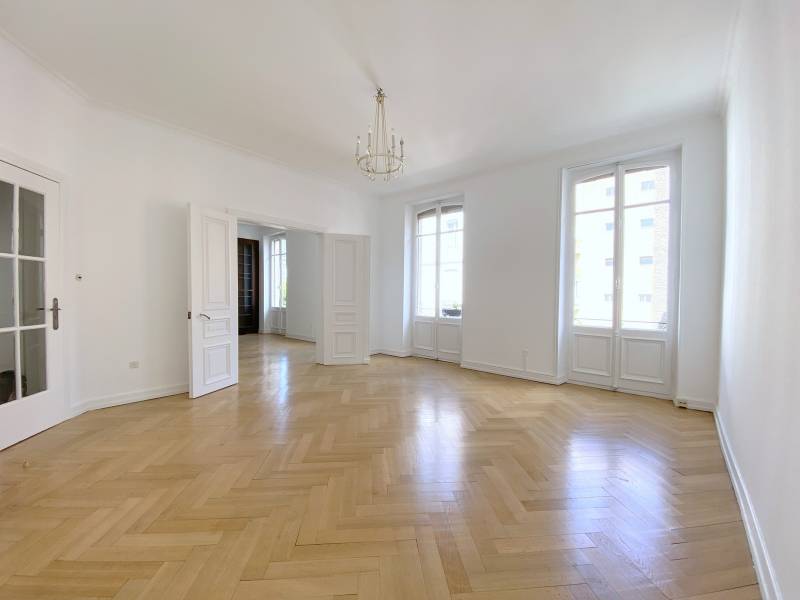 RARE ORANGERIE – dans un superbe Hôtel Particulier appartement 6 pièces avec cour intérieure arborée