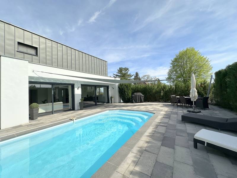 VENDU - NORD STRASBOURG – A 10 MINUTES DU CENTRE – MAISON D’ARCHITECTE 218 m² - 6 PIECES – RARE DPE A - PISCINE –  JARDIN - 5 GARAGES