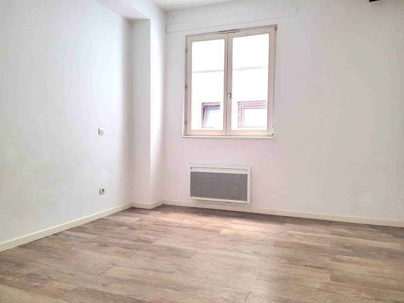 LOUE - CENTRE VILLE – 20 MIN. A PIEDS / 10 MIN A VELO FAC DE MEDECINE - APP. 2 PIECES 38,91 M² - GARAGE