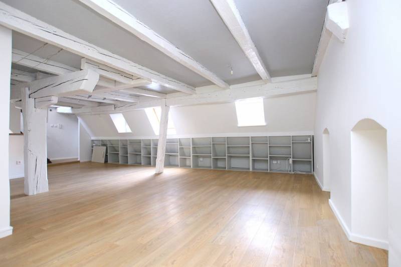 RARE CENTRE HISTORIQUE AU CALME SUR COUR 3 PIECES 49M² DERNIER ETAGE ENT. RENOVE