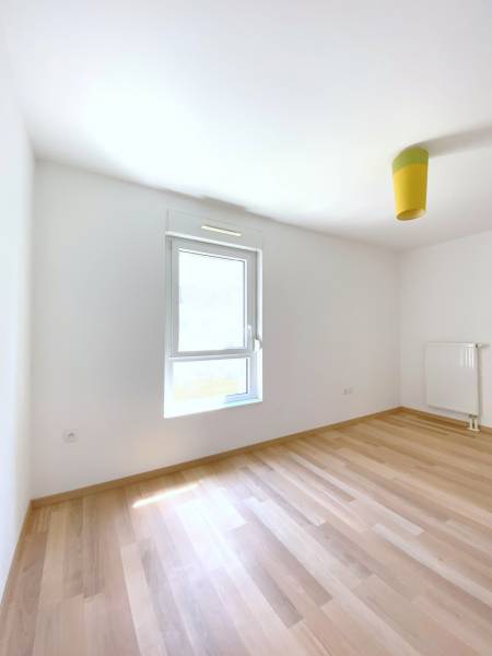 VENDU - Neudorf dans immeuble bbc - appartement 4 pieces avec terrasse et parking dans un ilot de verdure