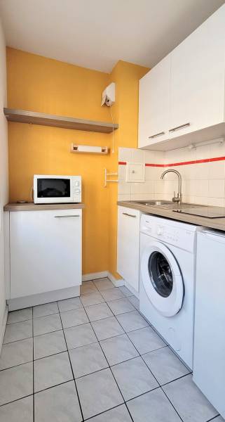 VENDU -  HYPER CENTRE- RUE DU FOSSE DES TANNEURS – STUDIO RENOVE ET MEUBLE 22M²