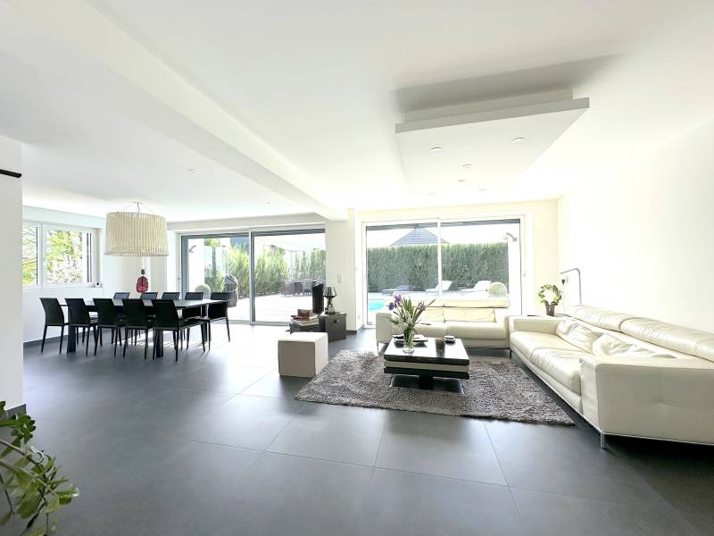 VENDU - NORD STRASBOURG – A 10 MINUTES DU CENTRE – MAISON D’ARCHITECTE 218 m² - 6 PIECES – RARE DPE A - PISCINE –  JARDIN - 5 GARAGES