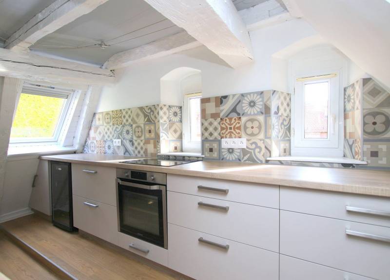 RARE CENTRE HISTORIQUE AU CALME SUR COUR 3 PIECES 49M² DERNIER ETAGE ENT. RENOVE