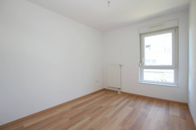 VENDU - Neudorf dans immeuble bbc - appartement 4 pieces avec terrasse et parking dans un ilot de verdure