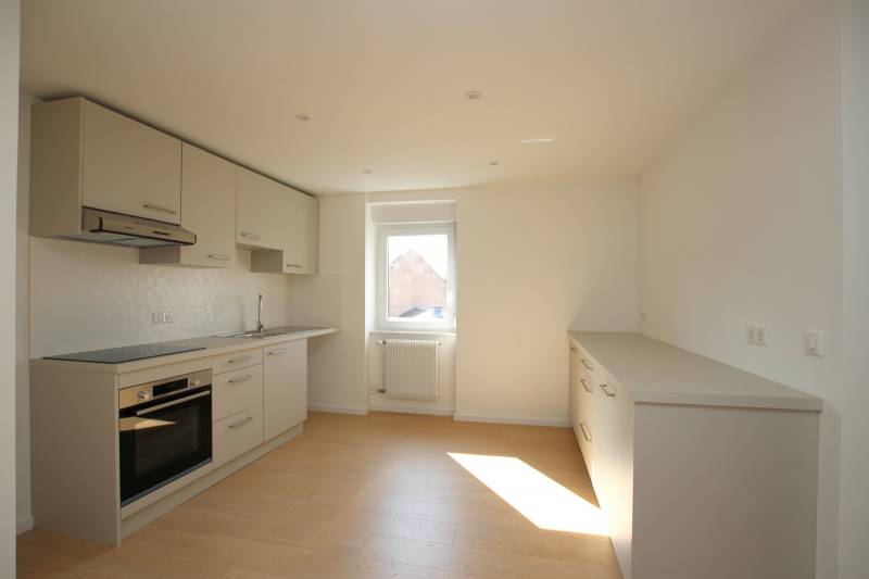 CONTADES – APP. 4 PIECES CLIMATISE - ENTIEREMENT RENOVE – DERNIER ETAGE ASCENSEUR