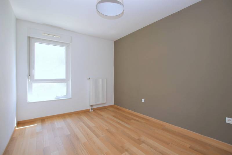 VENDU - Neudorf dans immeuble bbc - appartement 4 pieces avec terrasse et parking dans un ilot de verdure