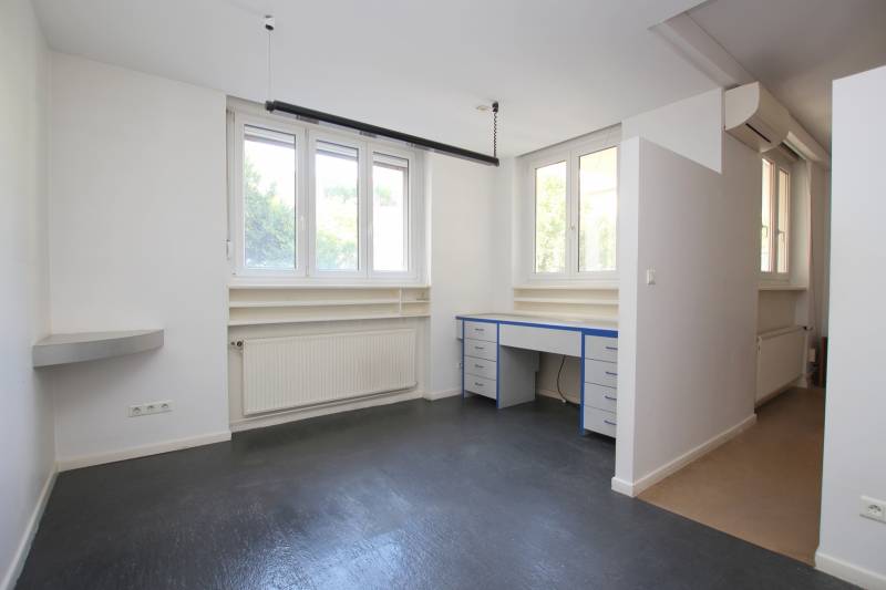 NOUVEAU PRIX - RARE – STRASBOURG - ORANGERIE PROX INSTITUTIONS EUROPEENNES – LOCAL PROFESSIONNEL EN RDC CLIMATISE 117 m² - 5 PIECES - GARAGE