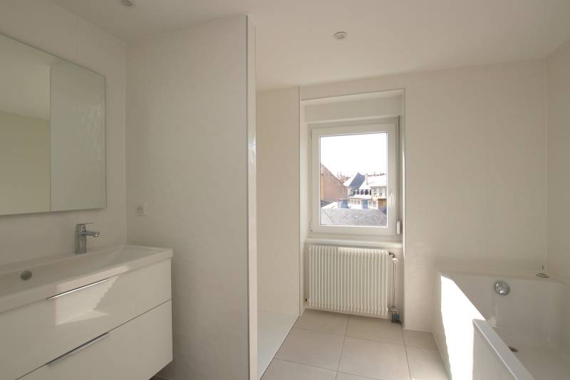 LOUE - CONTADES – APP. 4 PIECES CLIMATISE - ENTIEREMENT RENOVE – DERNIER ETAGE ASCENSEUR