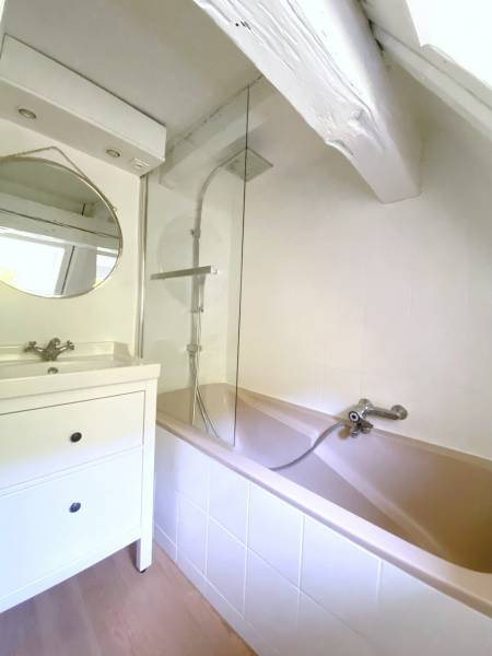 RARE CENTRE HISTORIQUE AU CALME SUR COUR 3 PIECES 49M² DERNIER ETAGE ENT. RENOVE