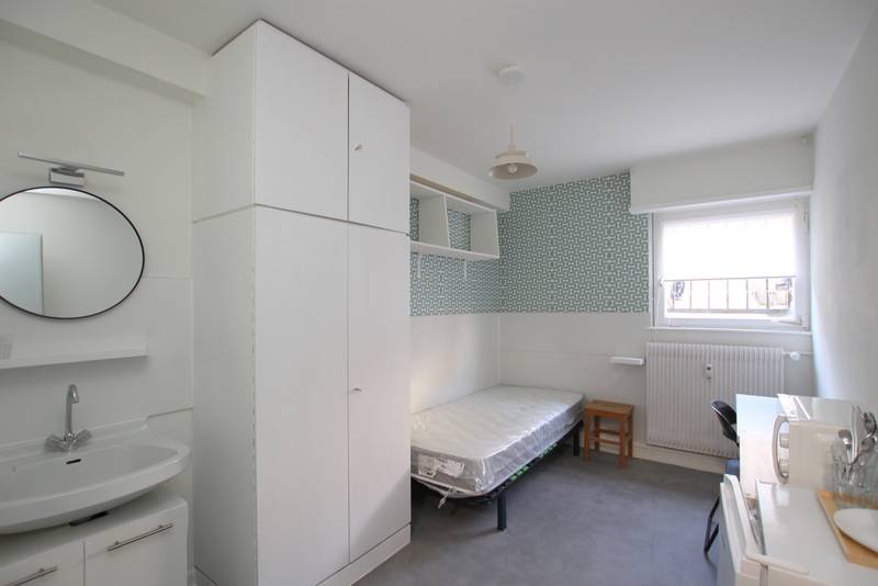 STRASBOURG – ORANGERIE – PLACE GOLBERY – CHAMBRE DE BONNE MEUBLEE 9,85 m² - AU CALME SUR COUR - ENTIEREMENT RENOVEE