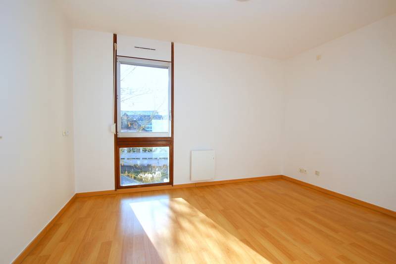 STRASBOURG RESIDENCE SENIOR « LES JARDINS D’ALSACE » - BEAU 2 PIECES 51 m² - ENTIEREMENT REPEINT - CAVE ET PARKING