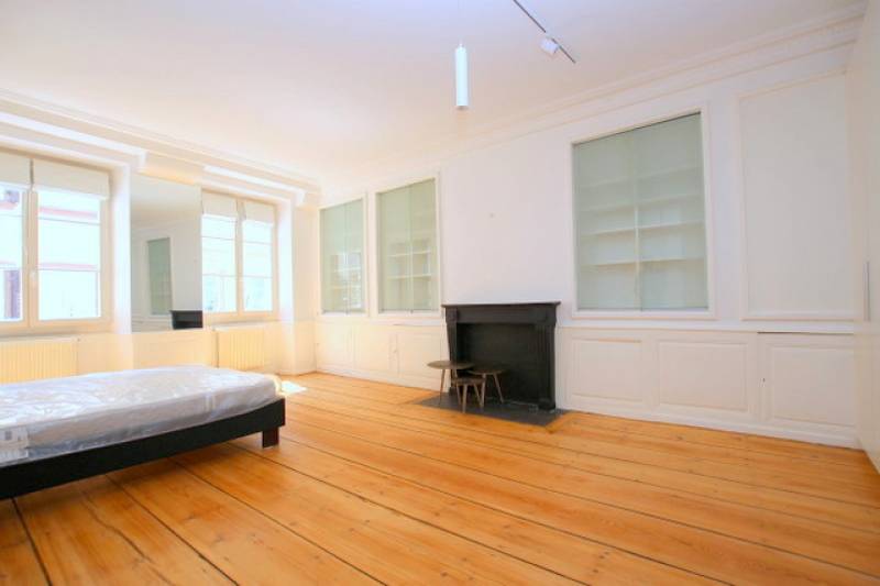 RUE DES HALLEBARDES - APPARTEMENT RENOVE  ENTIEREMENT MEUBLE - 5 PIECES