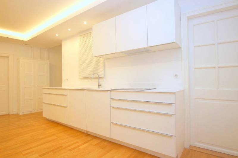 RUE DES HALLEBARDES - APPARTEMENT RENOVE  ENTIEREMENT MEUBLE - 5 PIECES