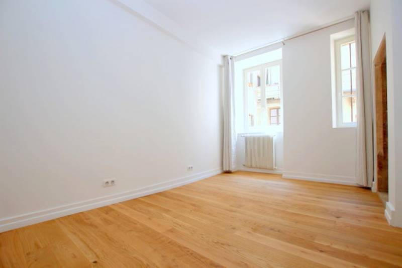 RUE DES HALLEBARDES - APPARTEMENT RENOVE  ENTIEREMENT MEUBLE - 5 PIECES