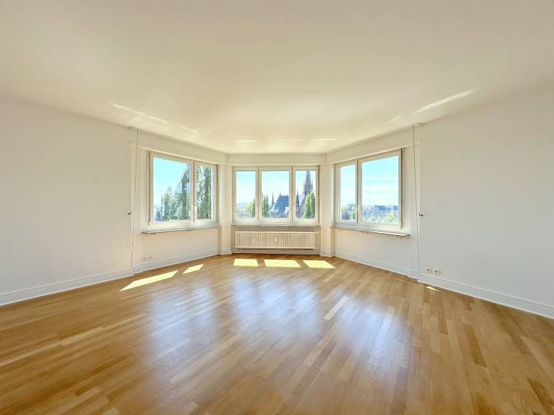 LOUE - STRASBOURG CONTADES – ETAGE ELEVE – APPARTEMENT 3 PIECES – 96 m² – ENTIEREMENT RENOVE – BALCON - CAVE -