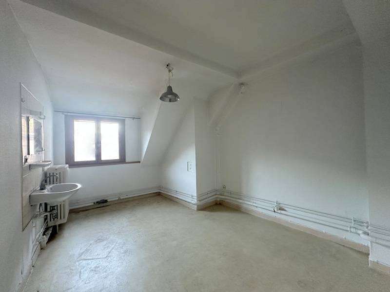STRASBOURG – CENTRE VILLE - VUE CATHEDRALE – DERNIER ETAGE – CHAMBRE DE BONNE A RENOVER – 11 m² -